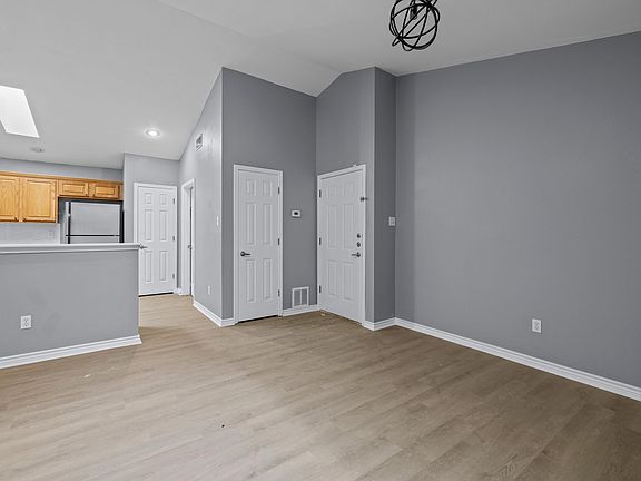 4th image of 805 N Main St #108