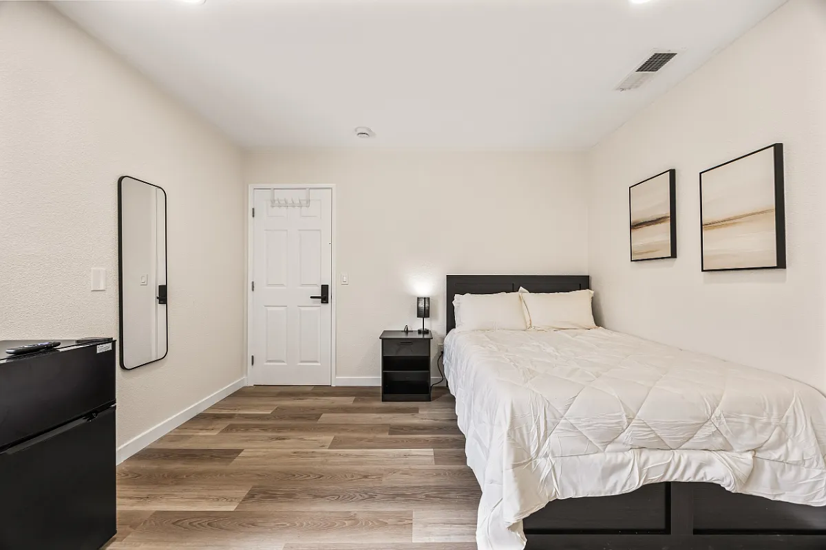 Studio, $999 — Photo 2