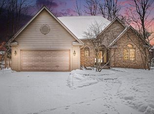5571 Hickory Ln, Bay City, MI 48706
