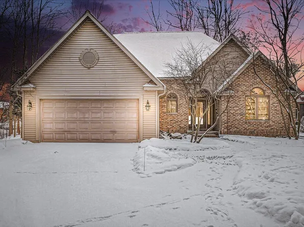 5571 Hickory Ln, Bay City, MI 48706