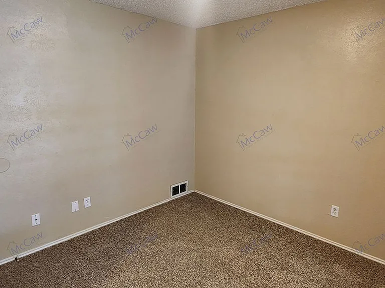2204 Oak Hill Dr — Photo 14