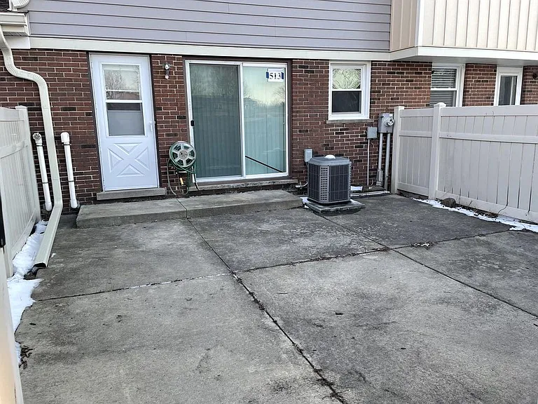 513 W Potter St — Photo 64