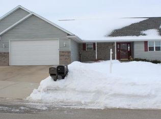 544 Cecelia St, Combined Locks, WI 54113