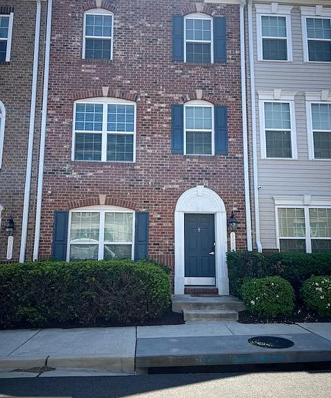 10608 Eastland Cir — Photo 1