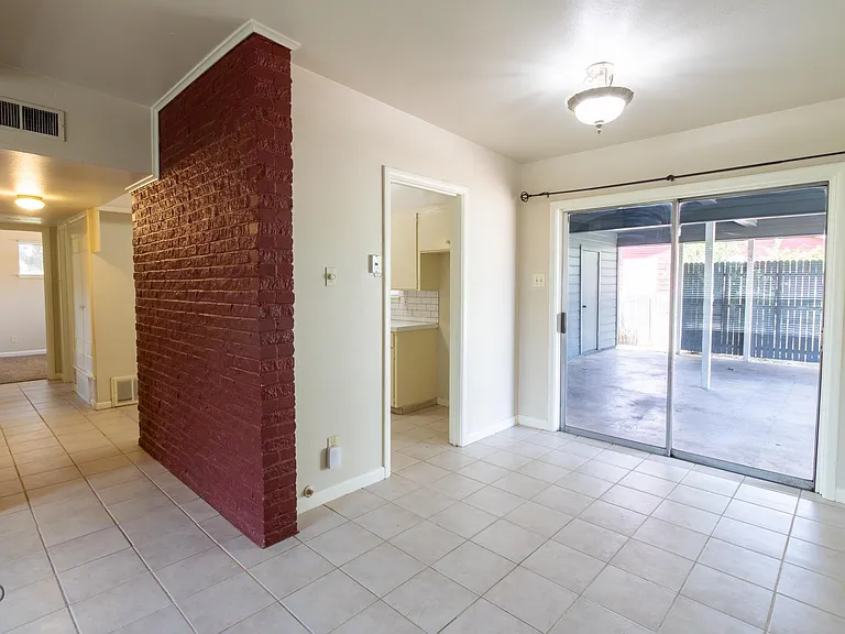 609 W Texas Ave — Photo 8