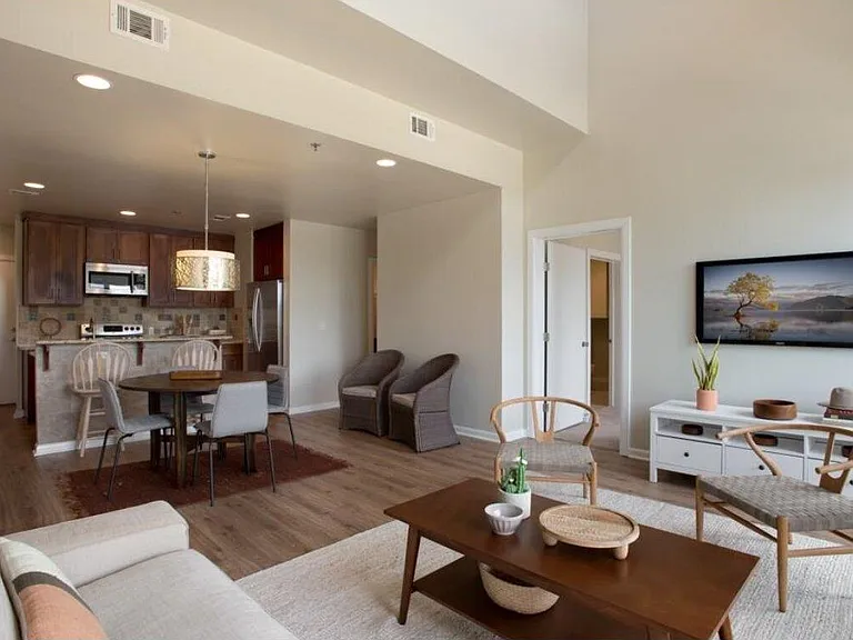 1200 E 11th St #202 — Photo 4
