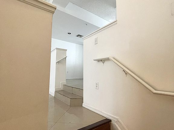 5th image of 2831 NE 185th St Unit 1-603