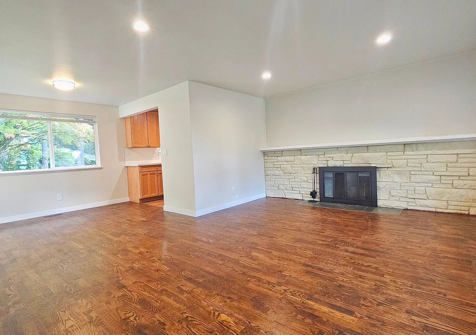 Beautifully Remodeled 3 Bed 2 Bath Rambler in Eastgate, Bellevue — Photo 4