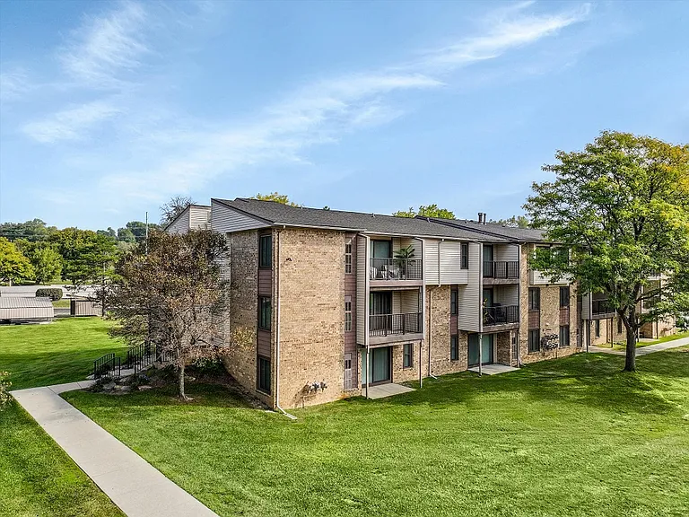 Fairmont Park Apartments — Photo 6