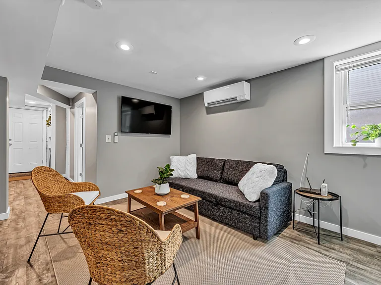 3638 W Cornelia Ave — Photo 2