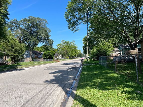 3rd image of 502 E Fayle Ave