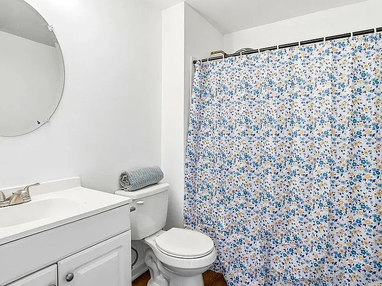 Full Bathroom [Upstairs]