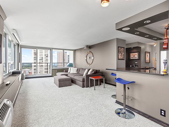 4th image of 88 W Schiller St APT 1809