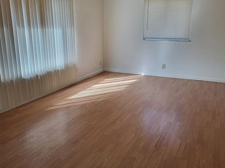Yorktowne Apartments — Photo 1