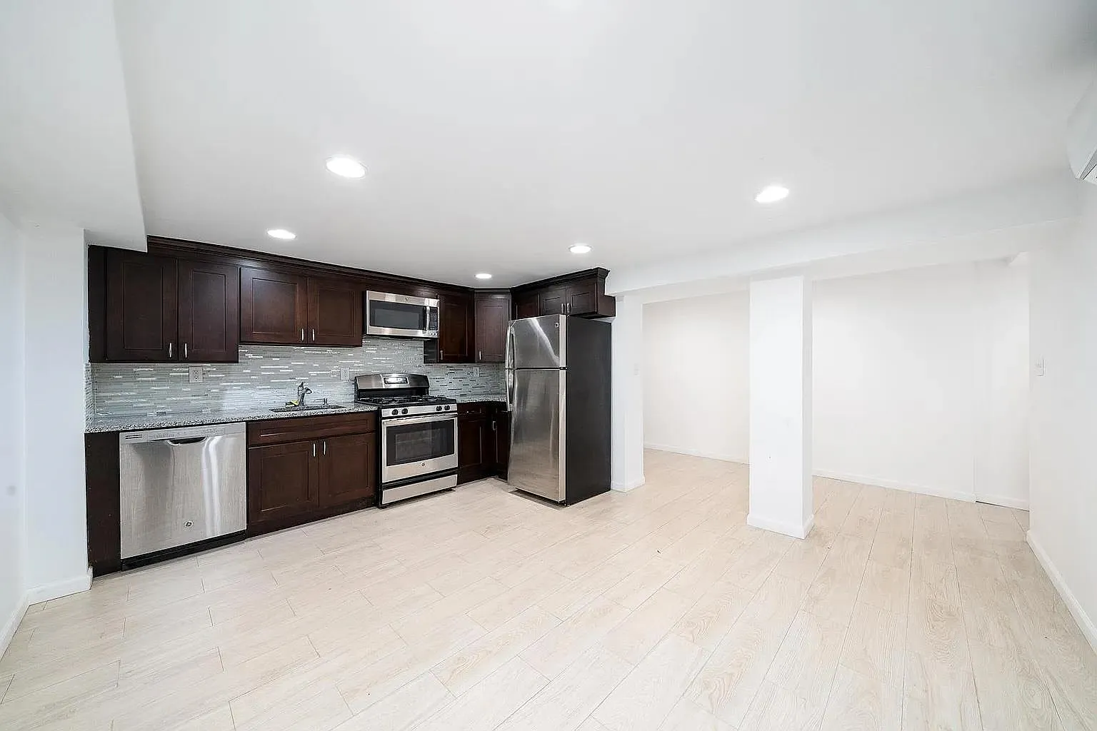 2 bed, 1.0 bath, $1,900 — Photo 4