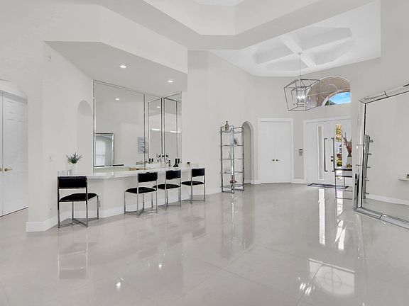 2nd image of 6564 Somerset Circle