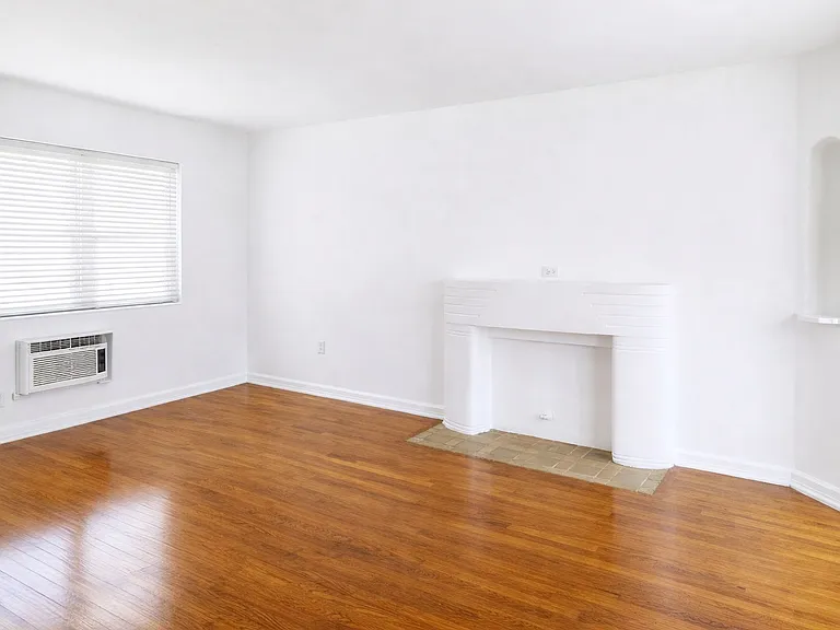 2135 Bay Dr #3 — Photo 1