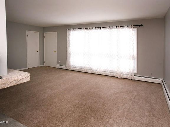 4th image of 854 Howard St