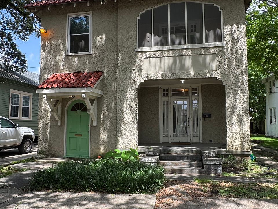 Apartment is the entire first floor. Entrance is the door on the right.
Private driveway on the right side of the property.