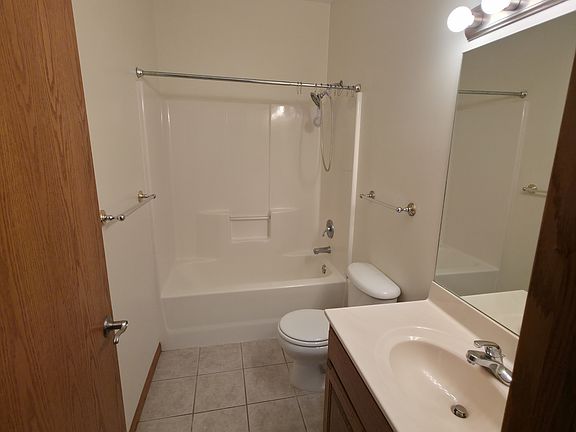 3rd image of 611 W 4th St #1