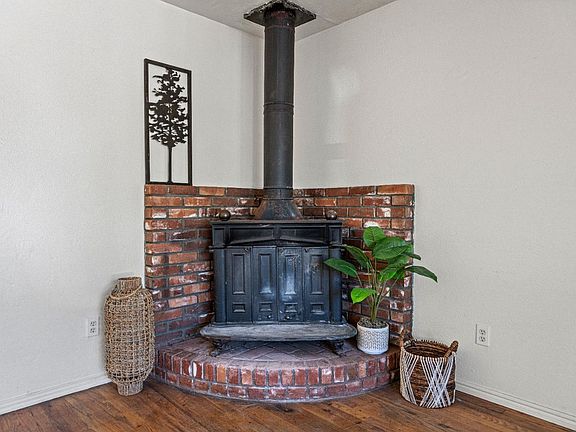 4th image of 389 Hillcrest Avenue