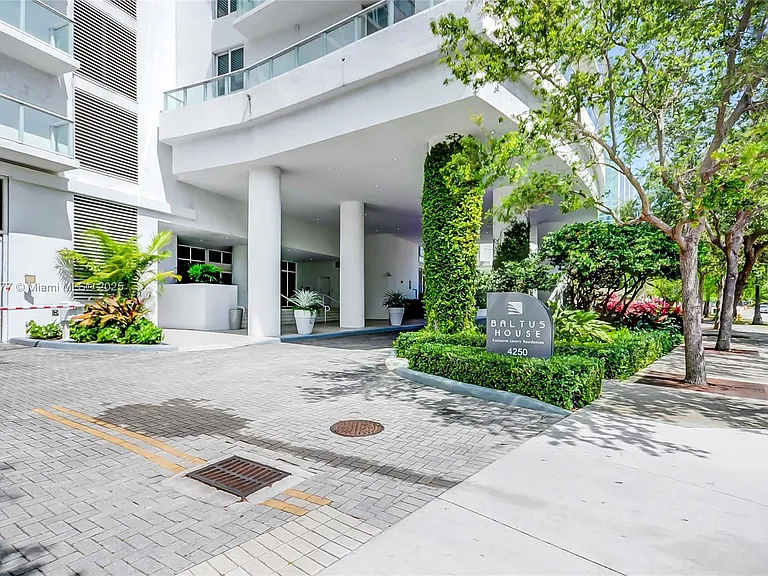 4250 Biscayne Blvd #918 — Photo 1