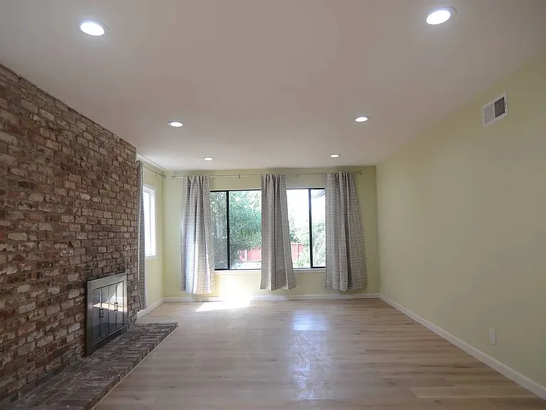 2477 Middlefield Ave — Photo 2