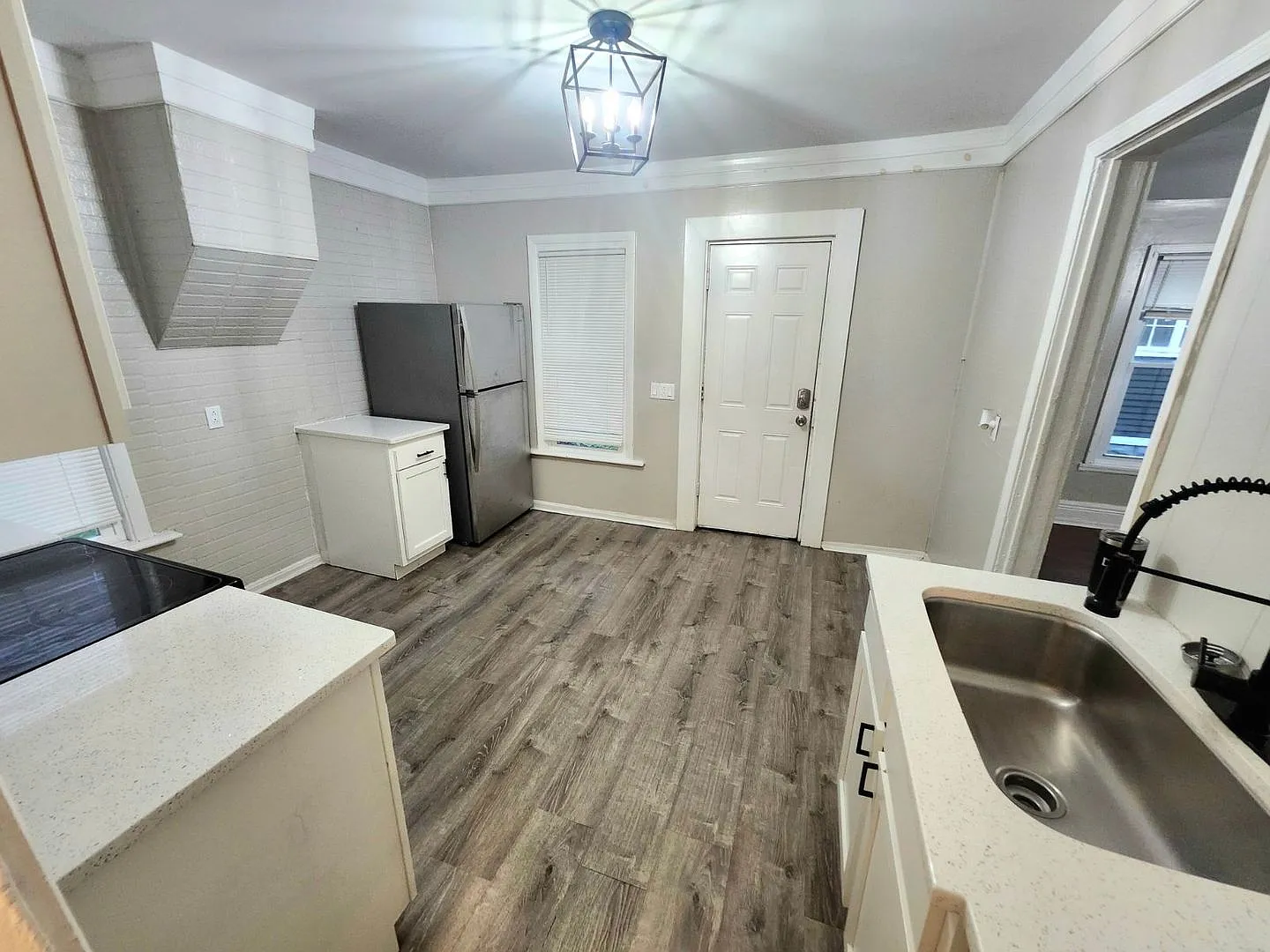 Spacious 3bd house | Laundry hooks |Porch|Off Street Parking — Photo 2