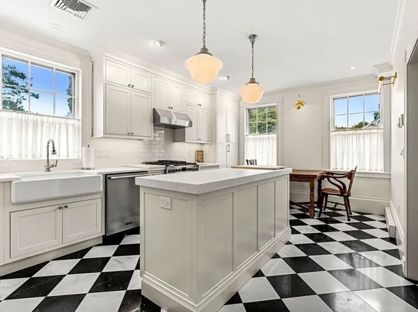 24 Chestnut St #2, Salem, MA 01970