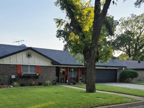 1129 Henson Dr, Hurst, TX 76053