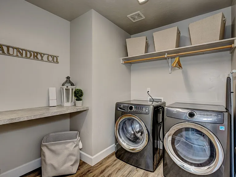 2580 E Blackstone Dr — Photo 34