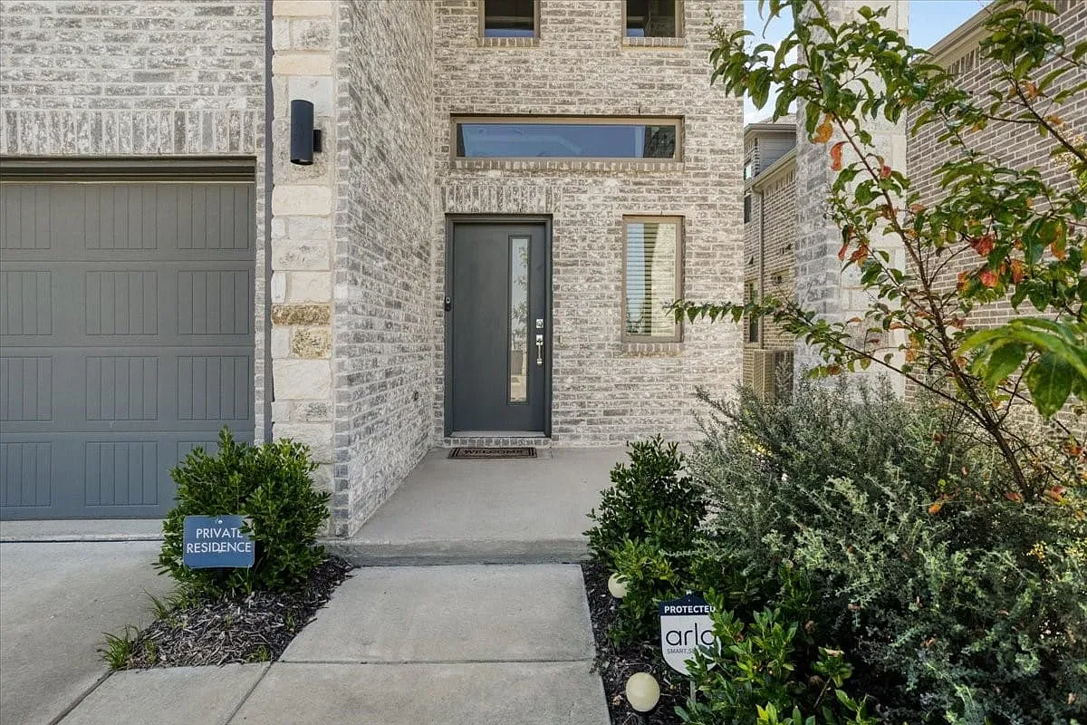 4 bed, 2.5 bath, 2364 sqft, $2,595 — Photo 3