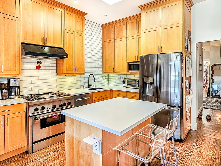 39 Oakwood St — Photo 2