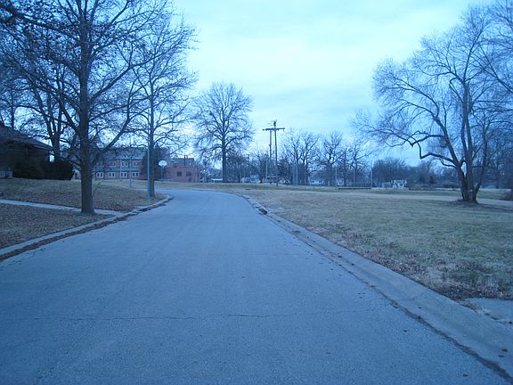 3rd image of 7728 Kenwood Ave