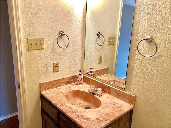 3rd image of 2320 Summer Place Dr
