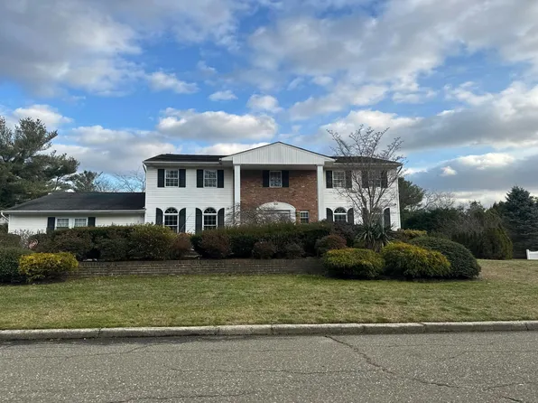 20 Louis Dr, Melville, NY 11747