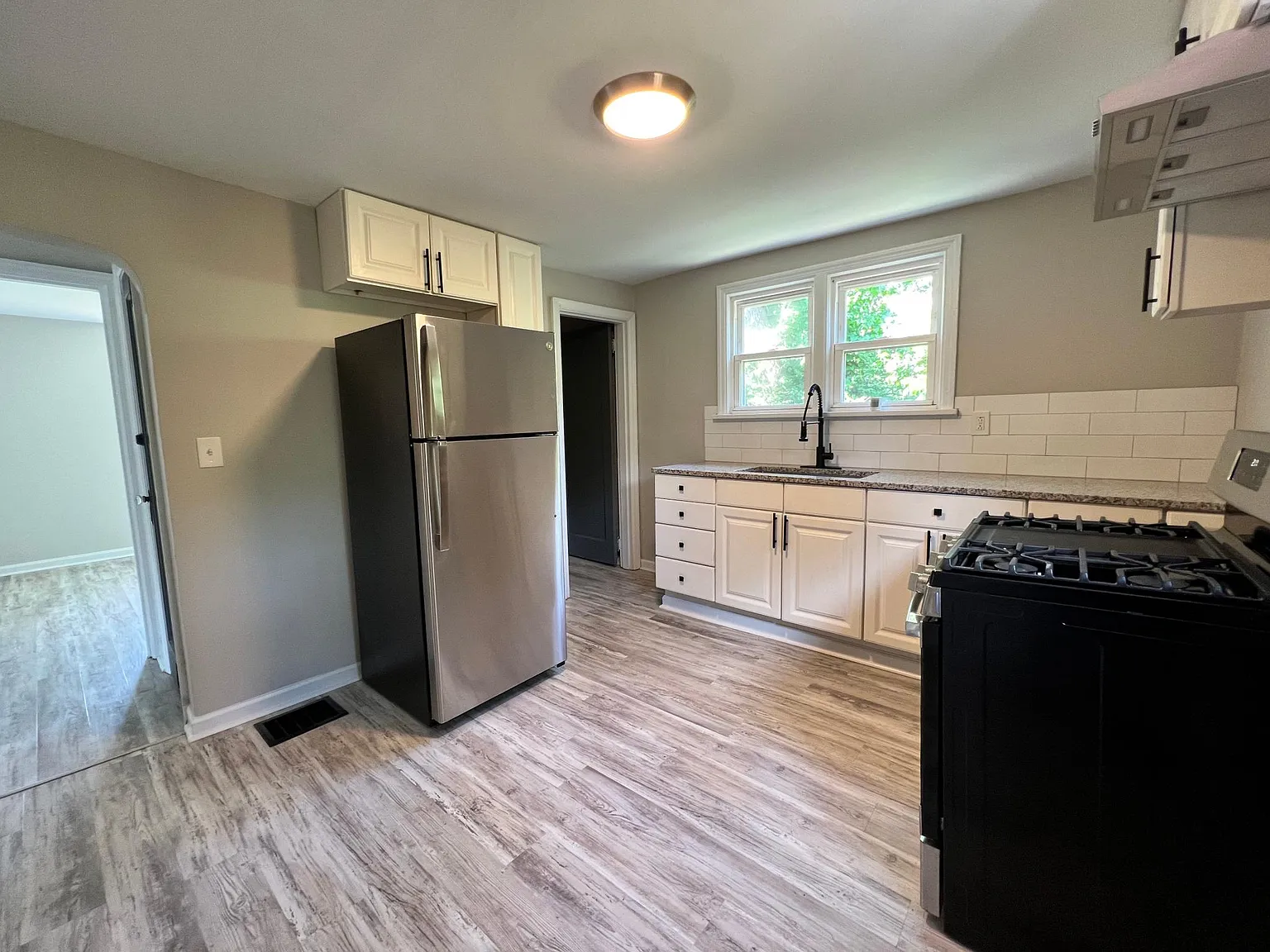 3 bed, 728 sqft, $1,975 — Photo 4