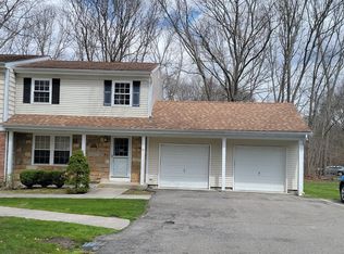 16 Bartlett Cmns, Yaphank, NY 11980