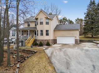 10129 Walnut Shores Dr, Fenton, MI 48430