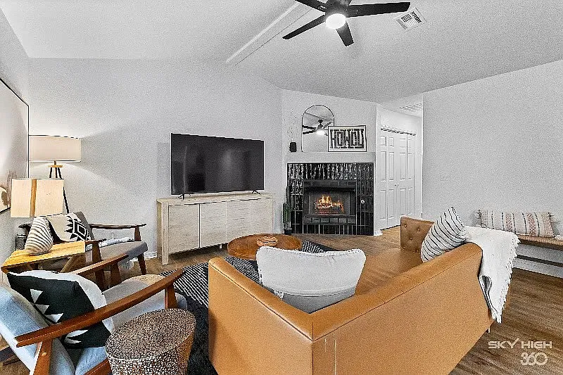 3 bed, 1440 sqft, $2,700 — Photo 2