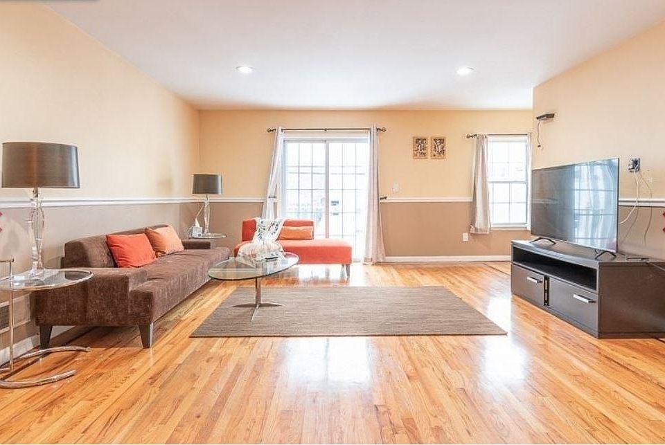 Spacious Stylish living room