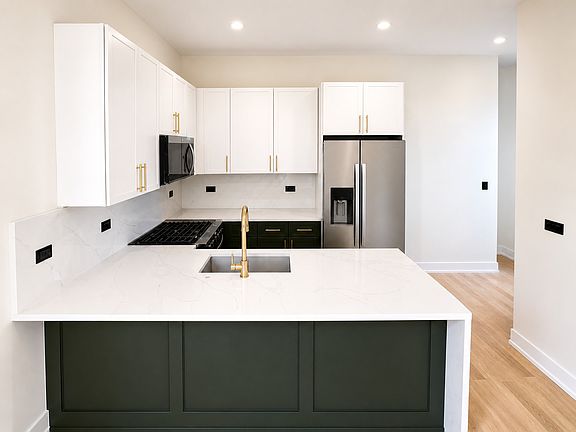 3rd image of 1416 N Maplewood Ave #3