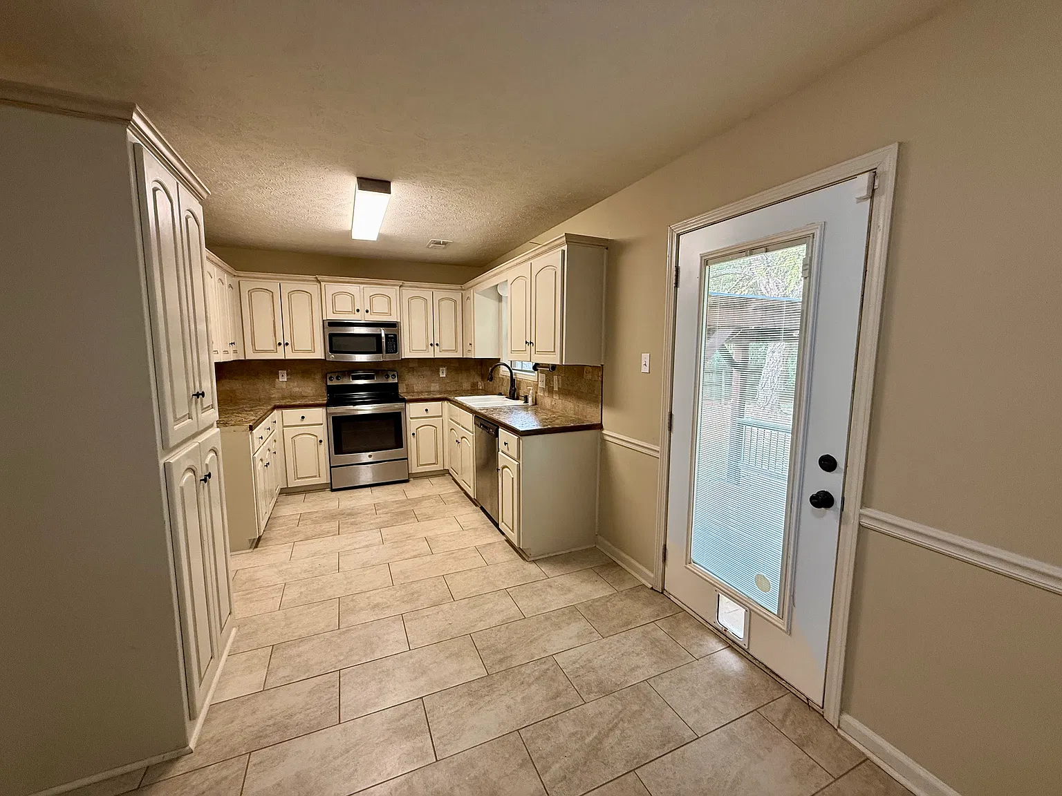 3 bed, 1400 sqft, $1,400 — Photo 2
