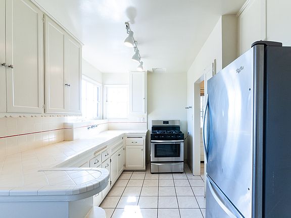 5th image of 1332 Centinela Ave
