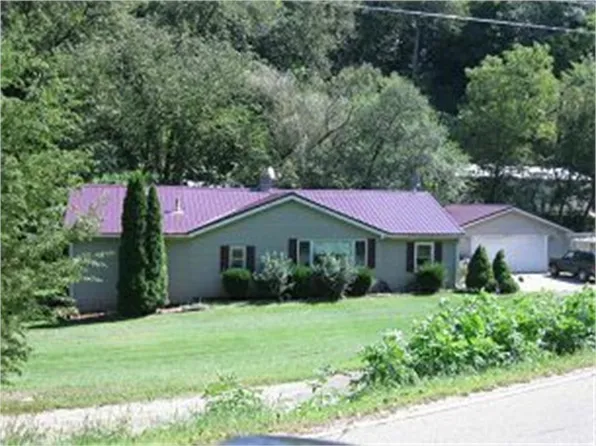 17310 Clay Hill Rd, Dubuque, IA 52002