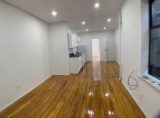 Rented by Salon Realty Corp | media 6