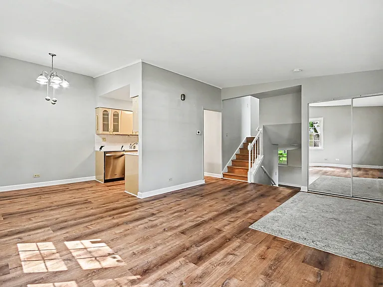 410 Ashwood Ct — Photo 8
