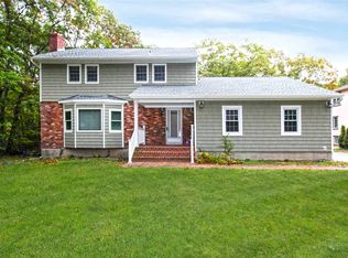 7 White Oak Dr, Hauppauge, NY 11787