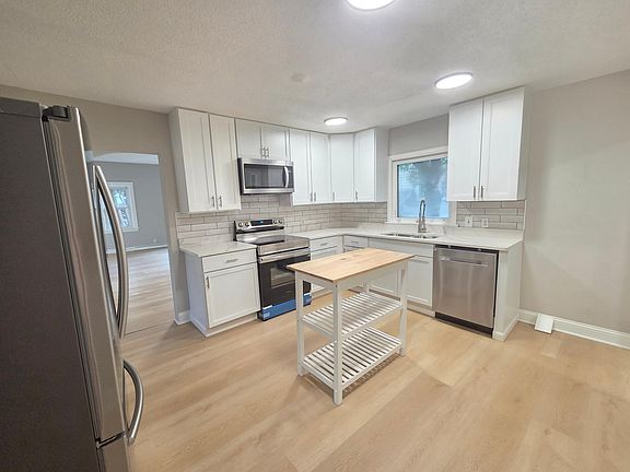 4th image of 712 Maple St W