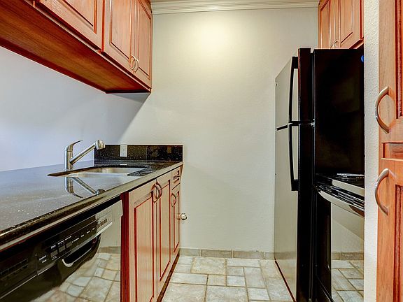 2nd image of 611 Hawthorne St APT 6